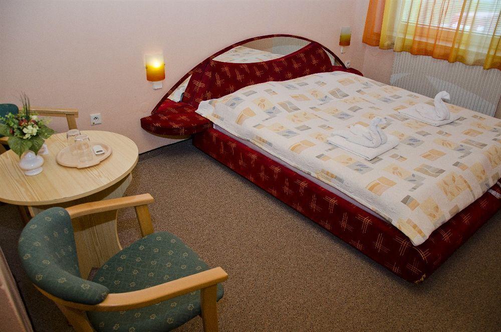 Hotel Dynamic Nová Dubnica Dış mekan fotoğraf