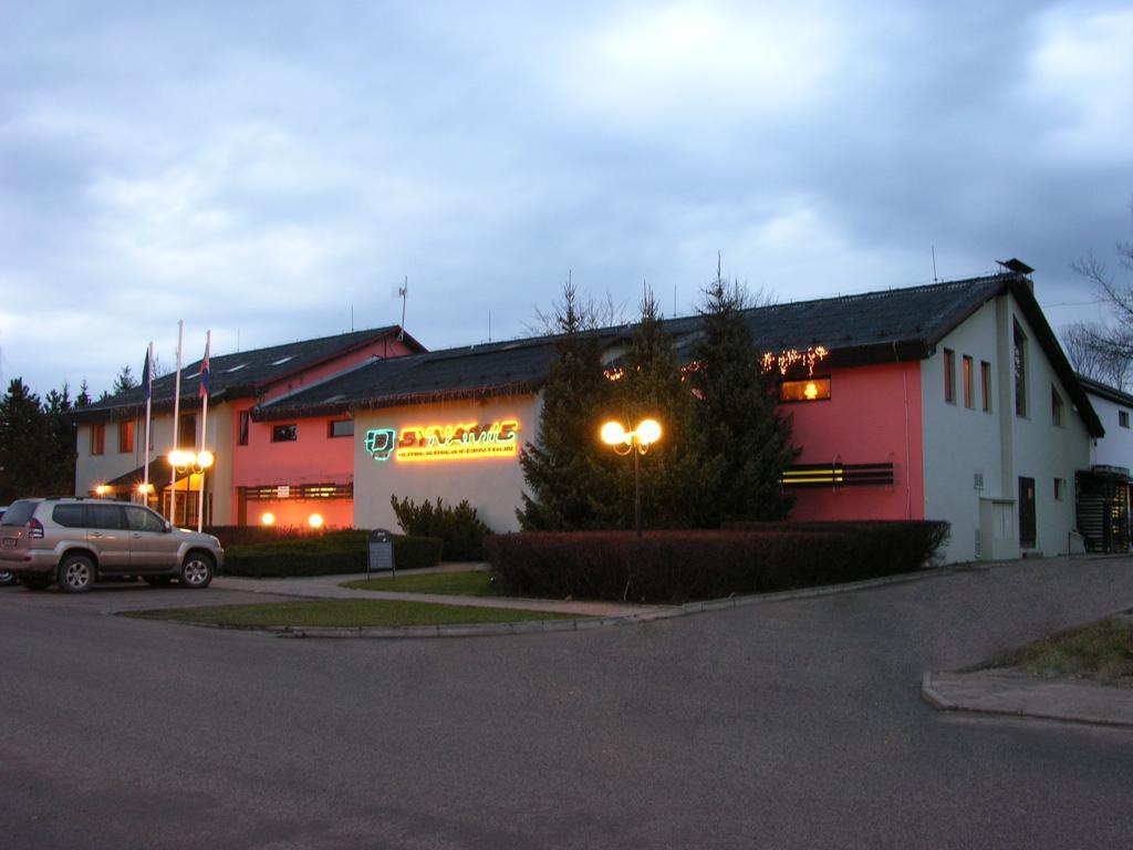 Hotel Dynamic Nová Dubnica Dış mekan fotoğraf