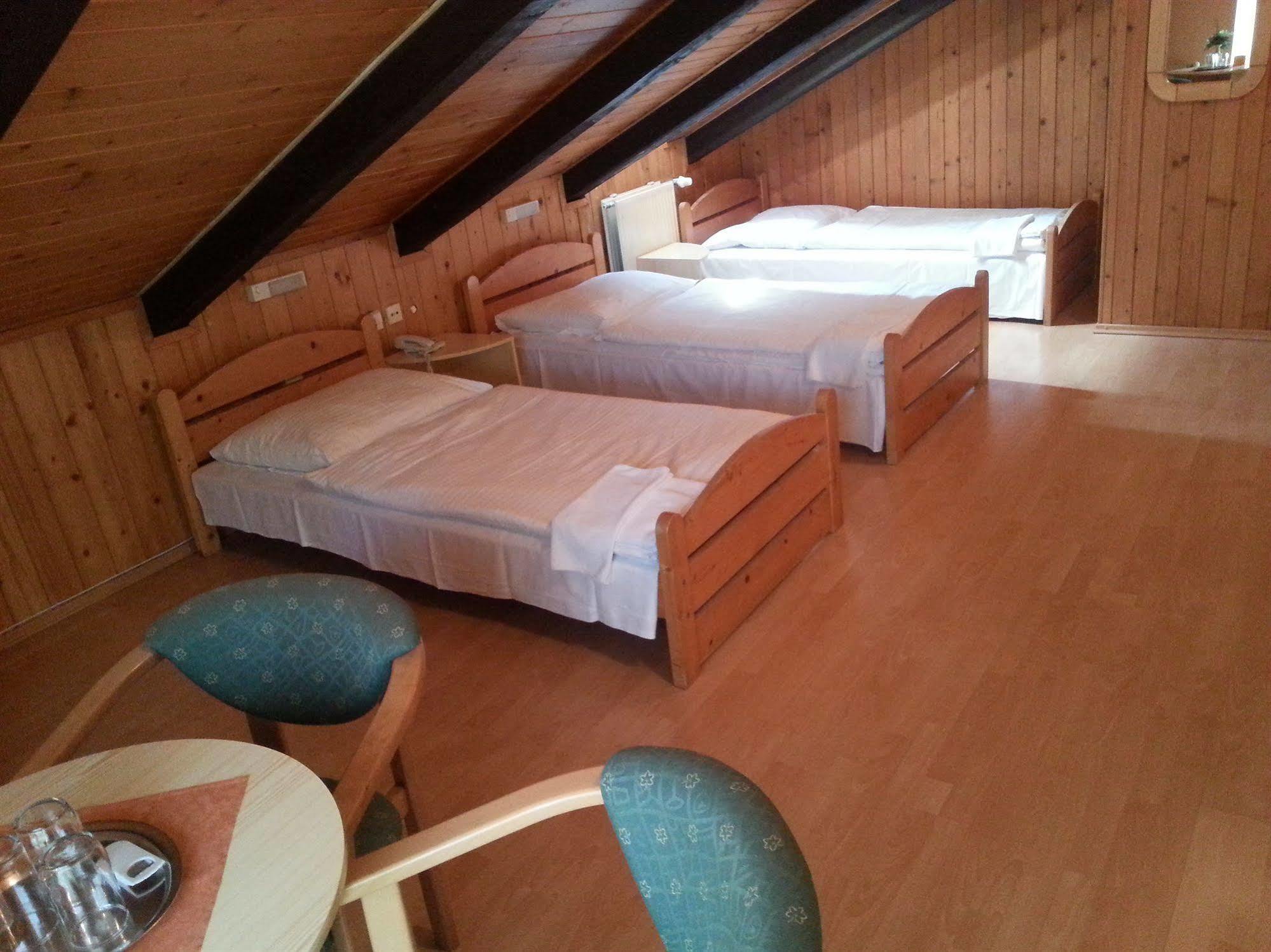 Hotel Dynamic Nová Dubnica Dış mekan fotoğraf