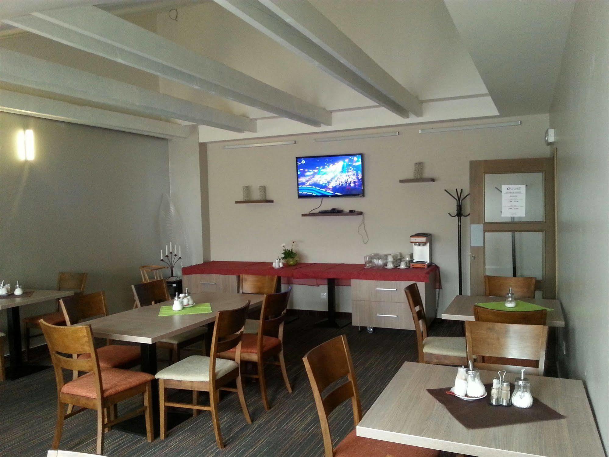Hotel Dynamic Nová Dubnica Dış mekan fotoğraf